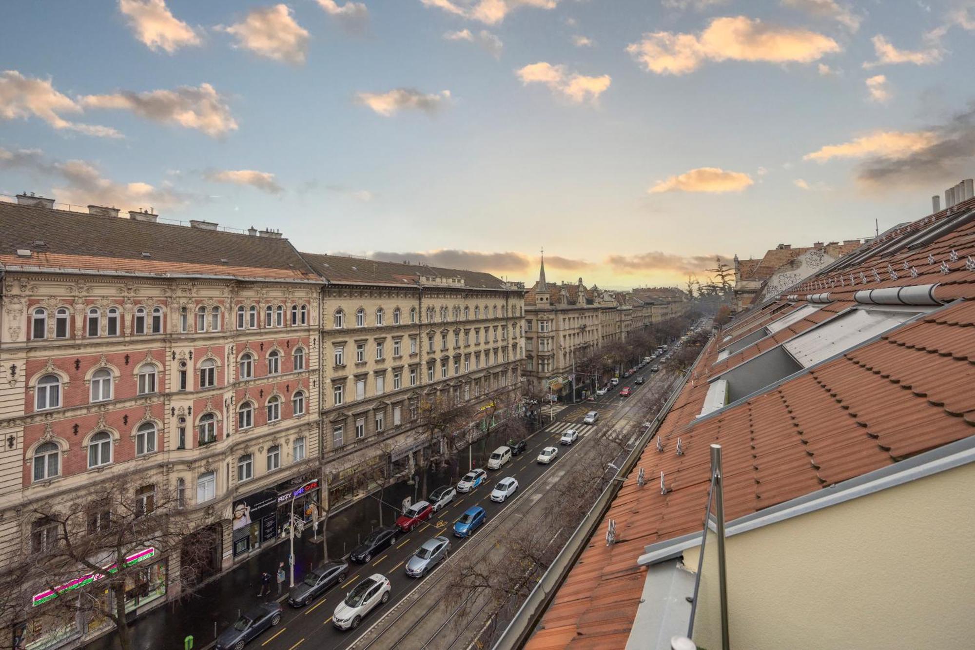 Exclusive & Duplex Grand W' Balcony Apartment *